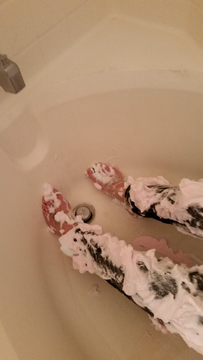 DesertWetMessy's tweet photo. How bout those bare feet all covered in foam?  U can't really tell but there is a sweet load of #splooge on those fuckin pretty feet!  Foot job!  I'm tellin ya, blew my balls out firing a #cum blast on Alexis' feet.  HOT!  Round 2 coming up #footfetish #jizz #wetlook BAM! Oh yeah https://t.co/f1n21BH64i