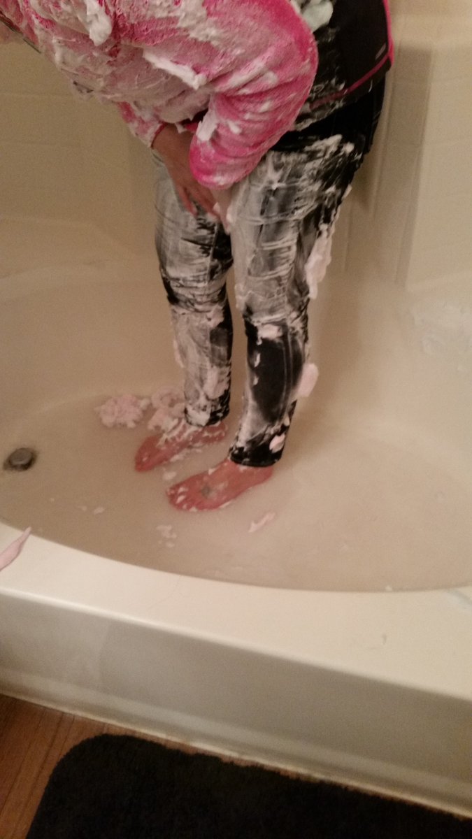 DesertWetMessy's tweet photo. How bout those bare feet all covered in foam?  U can't really tell but there is a sweet load of #splooge on those fuckin pretty feet!  Foot job!  I'm tellin ya, blew my balls out firing a #cum blast on Alexis' feet.  HOT!  Round 2 coming up #footfetish #jizz #wetlook BAM! Oh yeah https://t.co/f1n21BH64i