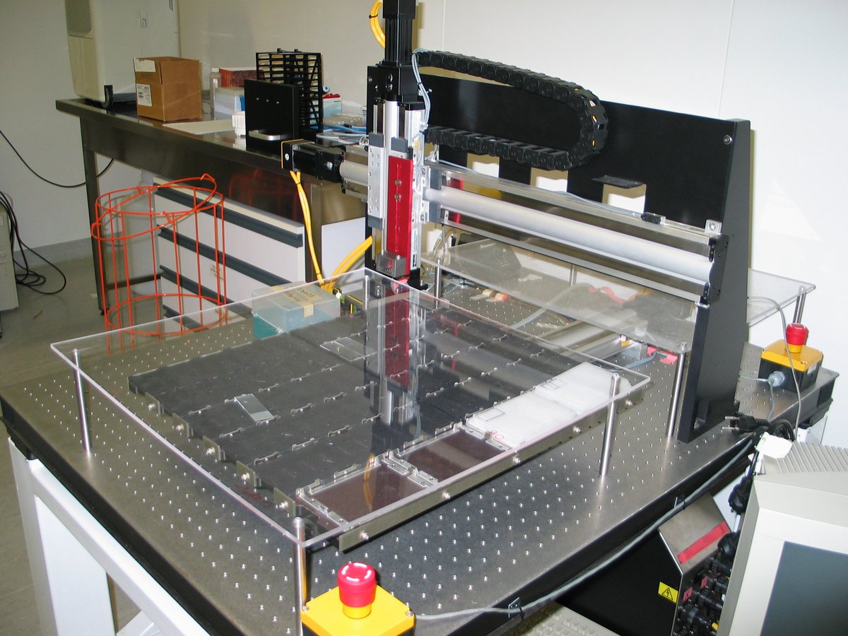 slecrom's tweet photo. @Holz_lab Here is the @Genomique_ENS contribution to this thread with the GeneMachine, one of the first DNA microarray spotting system #LabStorageWars #genomics #DNAchip https://t.co/MSTrdbH2n4