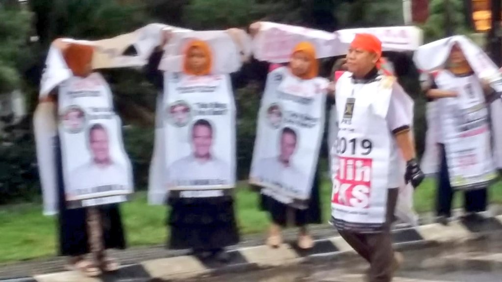Hujan deras merata pagi ini di Jakarta, tidak menyurutkan semangat para kader &amp; simpatisan <a href="/PKSejahtera/">DPP PKS</a> di berbagai tempat utk sosialisasi Capres, Partai &amp; CAD, justru hujan membawa keberkahan. Insya Allah totalitas untuk #2019GantiPresiden #2019PilihPKS