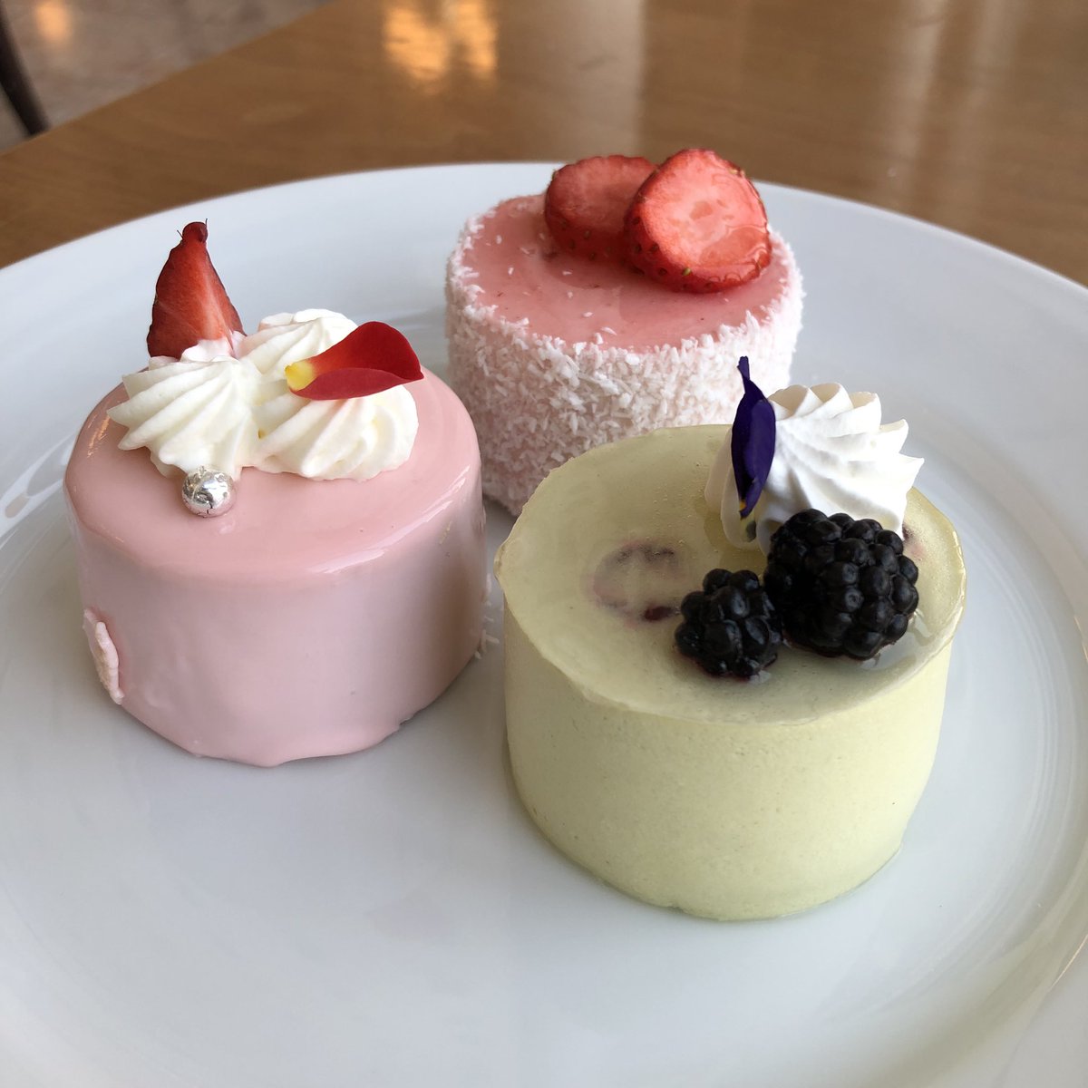 ましゃ ガトキンのケーキバイキングじゃよ イチゴ祭りやん 今日はひな祭りだから それっぽいの出るかな って 期待してみたけど 桜もちとか出ず残念 やっぱり一通り食べて 軽食に行っちゃうだよな 笑 シャトレーゼガトーキングダム にもあるぜよ ましゃ ガトキンのケーキバイキングじゃよ イチゴ祭りやん 今日はひな祭りだから それっぽいの出るかな って 期待してみたけど 桜もちとか出ず残念 やっぱり一通り食べて 軽食に行っちゃうだよな 笑 シャトレーゼガトーキングダム にもあるぜよ
