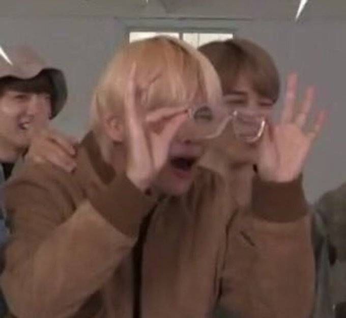 lxlxkthv's tweet photo. AKU GAK KELIATAN!! 
#TwitterBestFandom #SoompiAwards #TeamBTS #TeamBTS #TeamBTS #BTS @BTS_twt https://t.co/venXtdBYIY