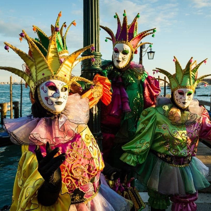 🎭 Buongiorno a tutti, amici! Buona domenica di Carnevale a tutti! 🎭

#BuonaDomenica 
#3marzo