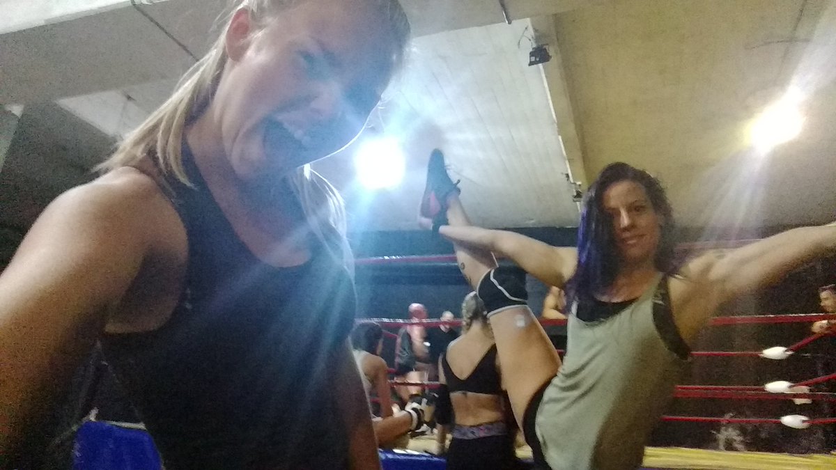 KrystaliaT's tweet photo. Buenas noches diablillos . Acá con mi amiga @HellaTeer 
Queremos Ring .

#Titans #luchalibre #luchaargentina #larubiaylamorocha # https://t.co/R70F9tA7Xb