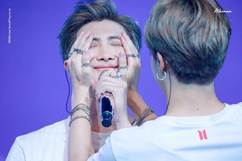 IDLESSR's tweet photo. 아��아니 이게 누구여 대슈스 방탄소년단의 리더 RM 아녀
#TeamBTS #TwitterBestFandom⁠ ⁠⁠ ⁠ #SoompiAwards⁠ ⁠⁠ ⁠⁠ @BTS_twt https://t.co/tW5WL7lzHg