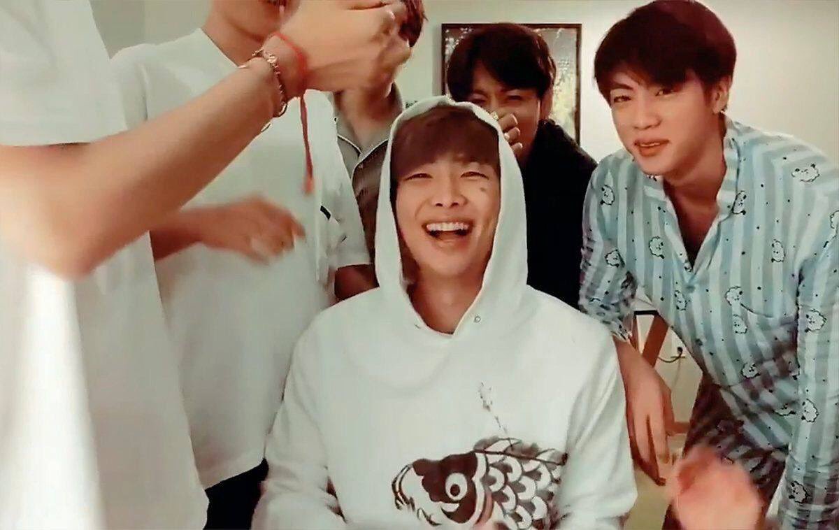 IDLESSR's tweet photo. 아��아니 이게 누구여 대슈스 방탄소년단의 리더 RM 아녀
#TeamBTS #TwitterBestFandom⁠ ⁠⁠ ⁠ #SoompiAwards⁠ ⁠⁠ ⁠⁠ @BTS_twt https://t.co/tW5WL7lzHg