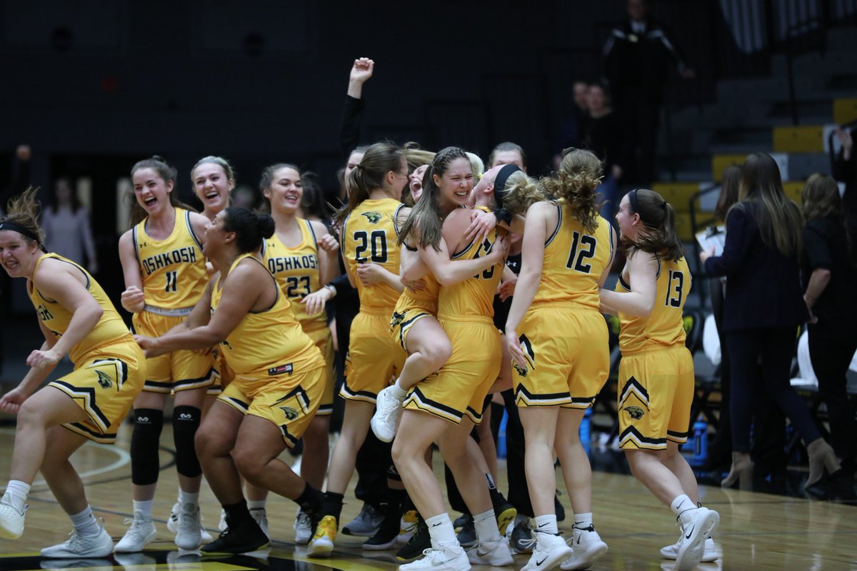 UWOshkoshTitans's tweet photo. So Sweet!!! https://t.co/y4WDvfOtB5