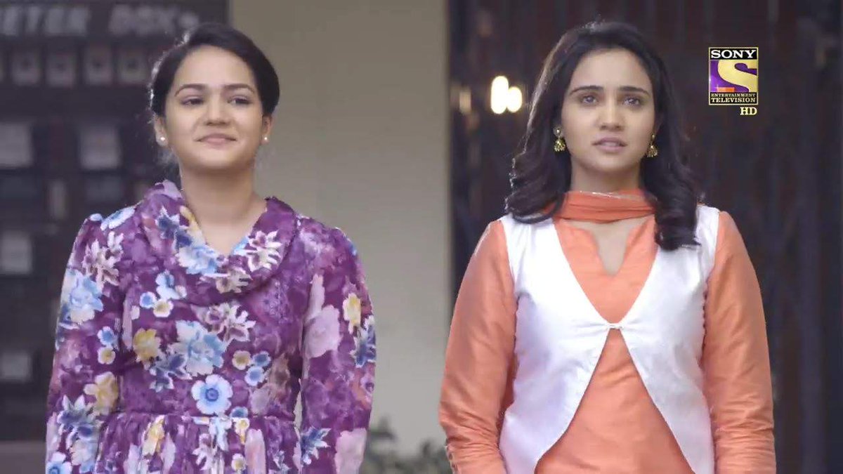 LEAVING YOUR WORLD!N just couldn't let the feeling of leaving her own home sink in. Feeling & touching tiniest of things to feel them for the last time as a daughter. Leaving behind from a pen to room, everything gave her jitters as a farewell & us too #YehUnDinonKiBaatHai