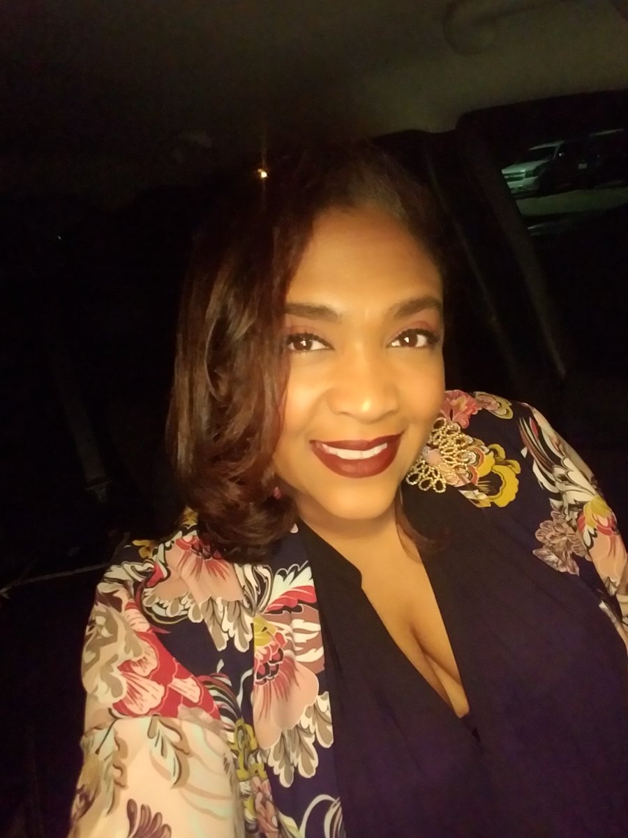 ibakemagic's tweet image. I need to flat iron my hair again but I'm lazy about it🤷🏽‍♀️