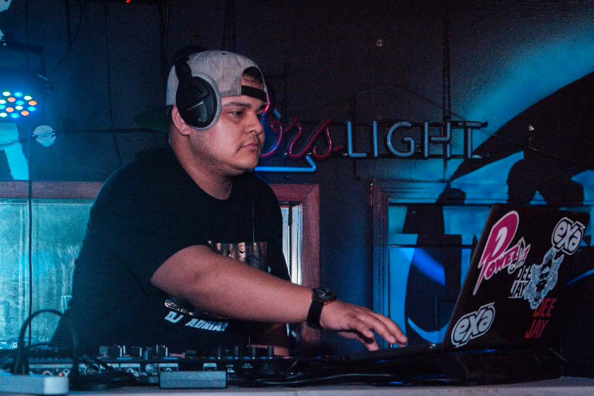 AdrianFloreshn's tweet photo. Que vamos a poner esta noche? Ustedes son los que mandan 🔊🎶🎧💪🏻😎
•
•
•
•
•
#WorkDJ #WorkHost #House #DeepHouse #EDM #ElectroHouse #Moombathon #Trap #Reggaeton #HipHop #DanceHall #Reggea #Mambo 👌🏻😌🔊🎶🎶🕺🏻🔛⚡⚡⚡ https://t.co/hRuoChgIQb
