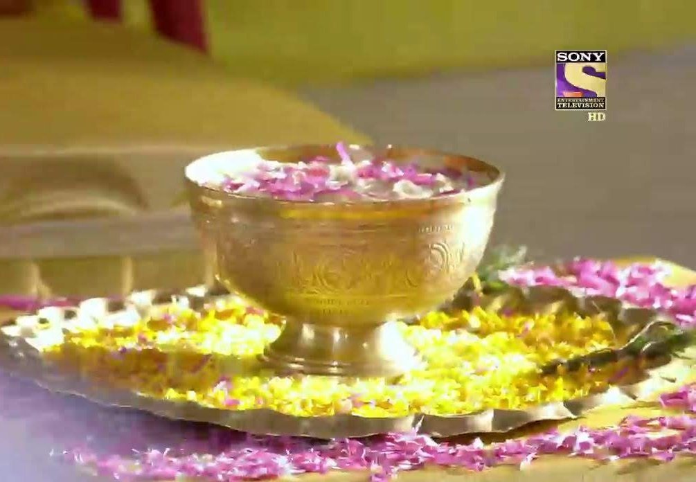 HALDI KE PEELE RANG SE SHAGUN HUA!It all began officially!The yellow of haldi will always keep their life shining as bright as a sun while its antiseptic qualities will mend all the wounds that try to create a hurdle ever making them glow in love #YehUnDinonKiBaatHai