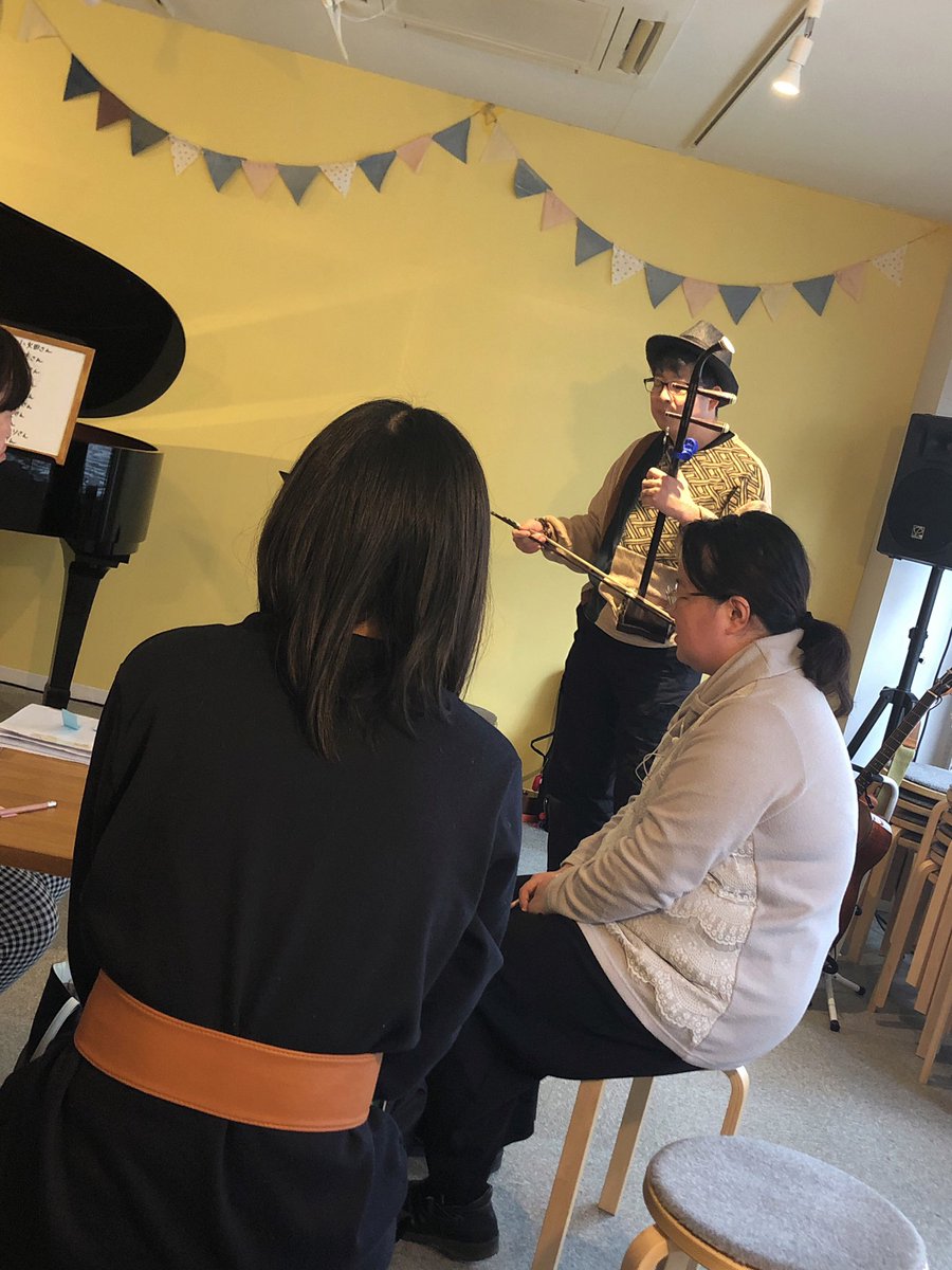 studioFUNHOUSE_'s tweet photo. 今日も【誰でも気軽に音楽会】始まりました❣️
いろんな楽器の方が参加してくれるのもFUN HOUSEならでは💕
今日は、ピアノはもちろん、ウクレレ、二胡、オカリナの演奏もありました。これから三線を弾いてくれる方もいます。楽しみ✨
二胡で弾く、童神🎵良かったです😍

#弾き合い会 https://t.co/5Vxcgx6eh7