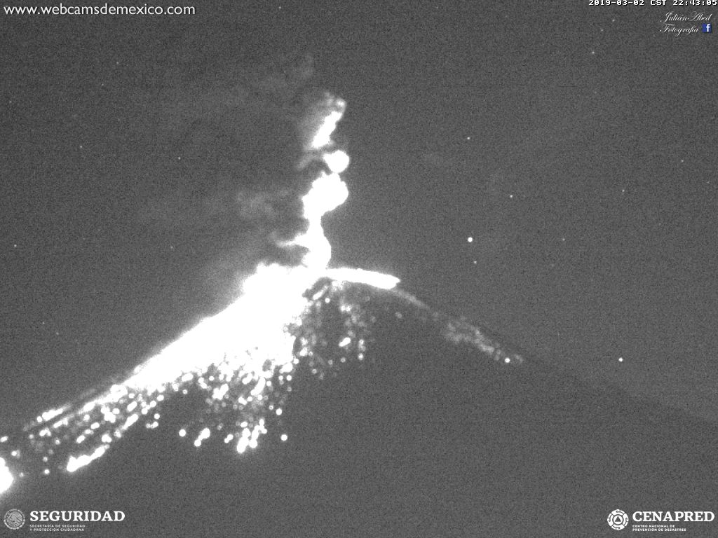 Popocatepetl_MX's tweet photo. Explosiones que clasifican como erupciones vulcanianas que ahora destruyen el domo de lava No. 82.

Por eso existe el radio de seguridad de 12 km desde el cráter, solo hay que respetarlo.

Alerta sigue en amarillo fase 2. https://t.co/e1acdtk8cD