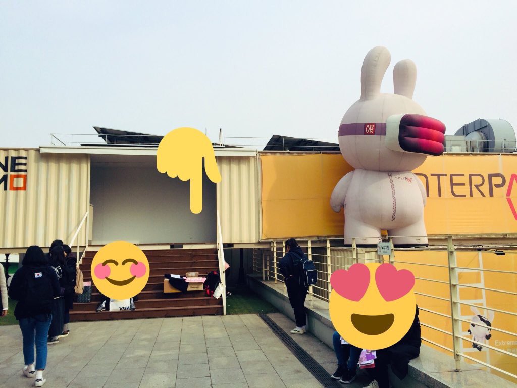 SD_BONA's tweet photo. ➖
2시 30분부터 현장수령 시작합니다❣

현장수령 하시는 분은 공연장 입구에서 계단을 올라오시면 보이는 컨테이너 앞으로 와주세요 🤗 https://t.co/s4f6byVpx7