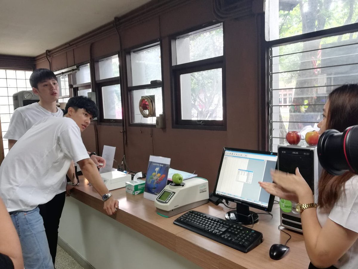 UniversitySiam's tweet photo. เต นิว แวะมามหาวิทยาลัยสยาม คุยกับน้องๆในห้อง Makers space ทั้งสองคนชอบเรื่องอาหารเป็นพิเศษ เลยมีความสนใจเรื่องวิทยาศาสตร์อาหารด้วย เด็กไทย ไม่หยุดที่จะเรียนรู้ 
เป็นอิสระ เรียนหรือทำอะไรก็ตั้งใจทุกเรื่อง
มหาวิทยาลัยสยาม คำตอบสำหรับคนที่ไม่ชอบให้ใครมาบังคับความคิด
#เตนิว https://t.co/rUj7Nin7i0