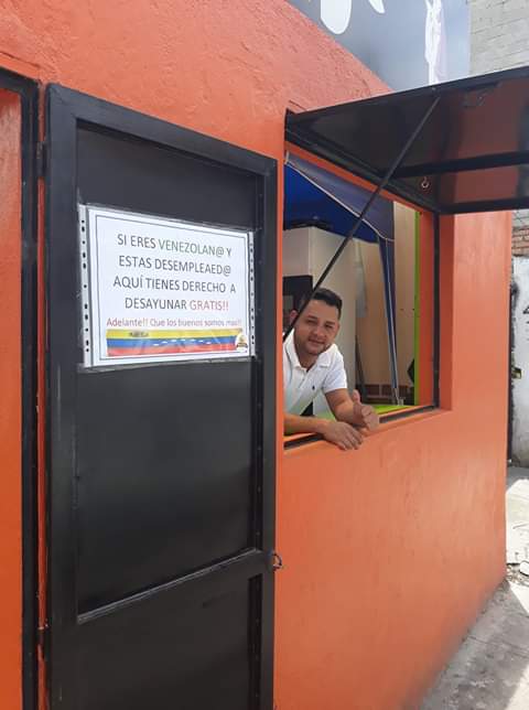 JuniorParra19's tweet photo. Su nombre es Pedro Cestra, es un venezolano que tiene un negocio de comida en la provincia de Pichincha, Ecuador. En su puerta tiene un letrero que dice: 'Si eres venezolano y estás desemplead@ aquí tienes derecho a desayunar gratis! Adelante! Que lo buenos somos más'. https://t.co/kYrzUObjVo