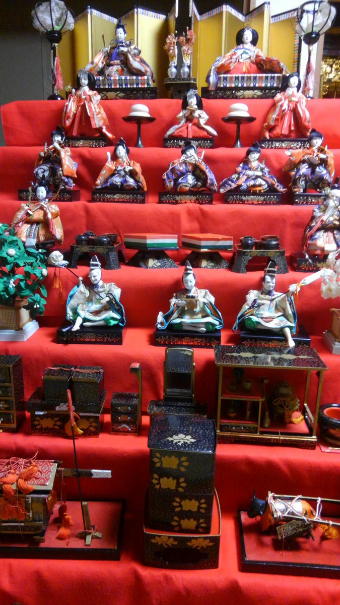 もうボロボロのお雛様だけど、今年も飾った。階段状の棚の骨組みが一番大変。