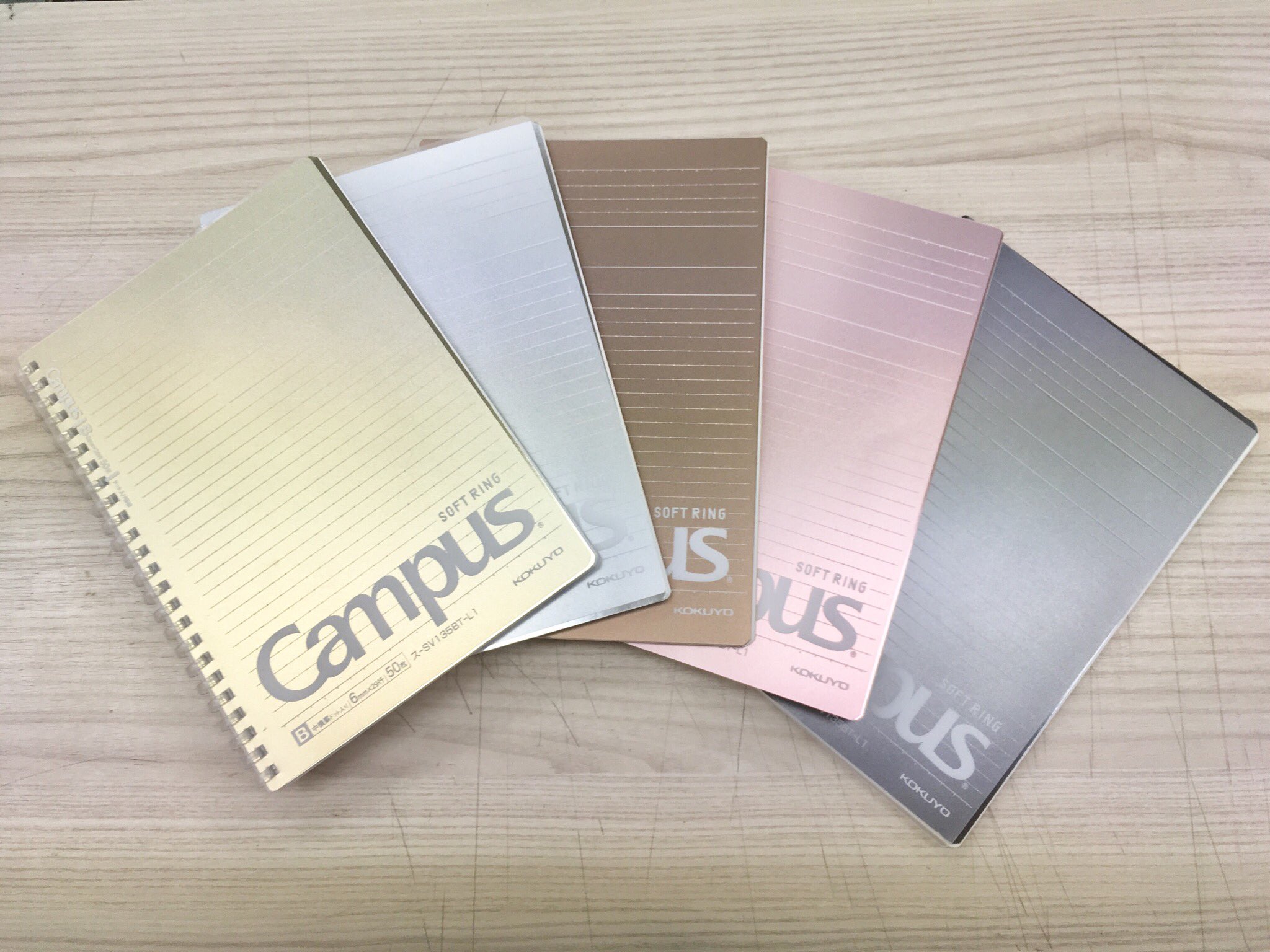 東急ハンズ渋谷店 リングが柔らかい素材で手が当たっても痛くないノート コクヨ ソフトリングノート の発売１０周年を記念して Campasのロゴデザインと光沢感あるメタリックカラー表紙の特別仕様の商品が発売しました 各380円 税 コクヨ ソフト