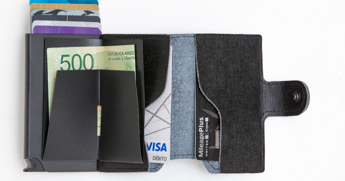 QueSignificaSC's tweet image. Que significa soñar con una billetera: Soñar con una billetera o soñar con una cartera resultan ser de los sueños más comunes pues la billetera es prácticamente como una prenda más de vestir, dado que sin ella no salimos. El significado de este sueño en… dlvr.it/R03TXS