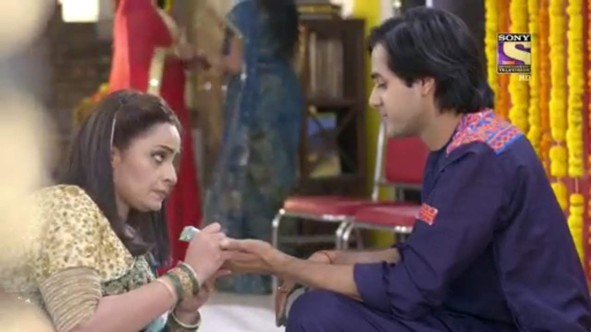 MEHNDI HAI RACHNE WALI!Darker the colour, deeper the love & N applying the design as per S wish signifies her respect for his love while V applying it to him shows her trust on N for S while the fragrance of henna relieved them of the stress they faced #YehUnDinonKiBaatHai