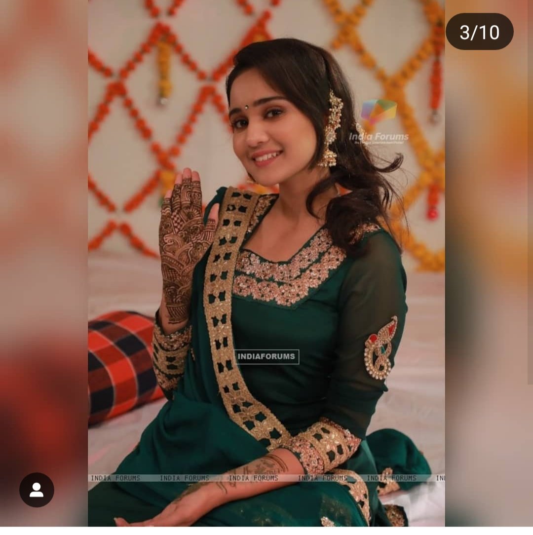 MEHNDI HAI RACHNE WALI!Darker the colour, deeper the love & N applying the design as per S wish signifies her respect for his love while V applying it to him shows her trust on N for S while the fragrance of henna relieved them of the stress they faced #YehUnDinonKiBaatHai