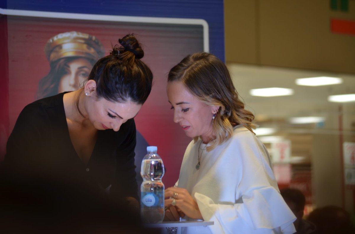 StefySolfrizzi's tweet photo. Io, te e tutto il mondo resta  fuori ❤️❤️❤️❤️ @_AnnaTatangelo_  #InstoreTour #grandapulia #Foggia https://t.co/VvjlLrzBe1