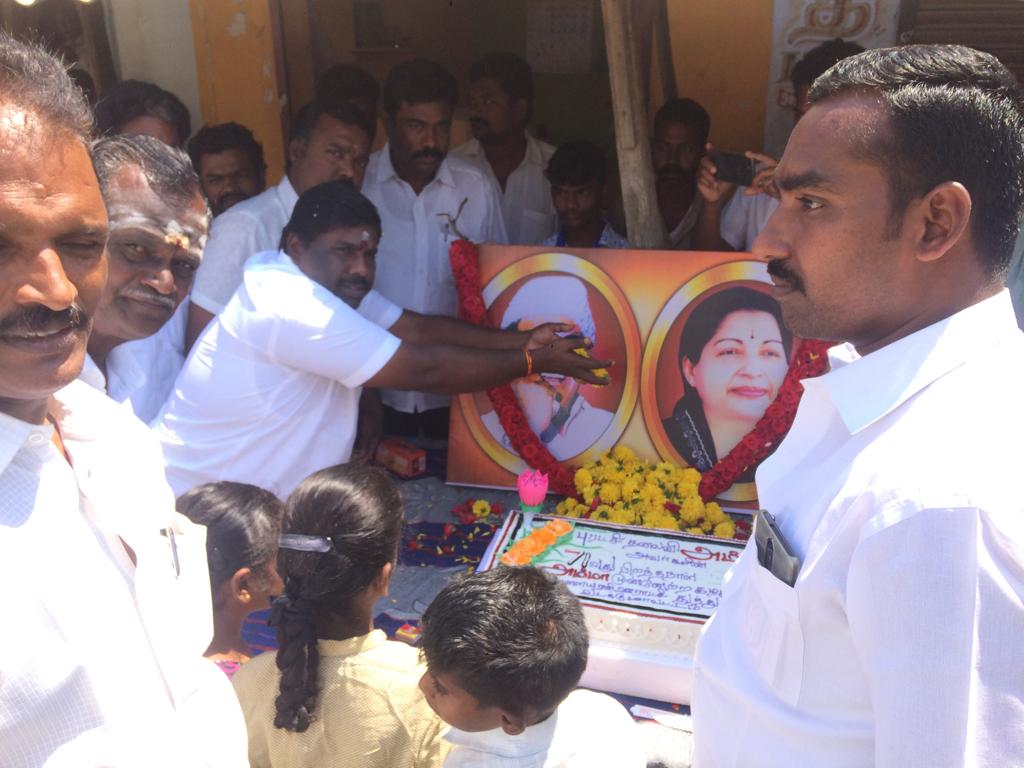 SundararajMLA's tweet photo. தூத்துக்குடி வடக்கு மாவட்டம், மாப்பிள்ளையூரணி ஊராட்சி, சகாயமாதபட்டினம் மற்றும் புதிய முனியசாமிபுரம் கிளை கழகம் சார்பில் நடைபெற்ற இதயதெய்வம் புரட்சித் தலைவி அம்மா அவர்களின் 71 வது பிறந்த நாள் விழாவில் கலந்து கொண்ட போது...
#AMMK #AMMA71 https://t.co/lxVrk2VYjs