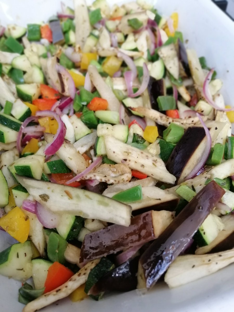 LandisKitchen's tweet photo. Roasting sweet peppers, tomatoes and a medley of Mediterranean veg to make a fresh and tasty pasta sauce..
#cookfromfresh #freshproduce #tomatoes #mediterranean #pasta #weekendvibes #indianspices #indianfood #indiancooking #indiancuisine #lifeofamum #workingmum #india https://t.co/VWTIO9wht7