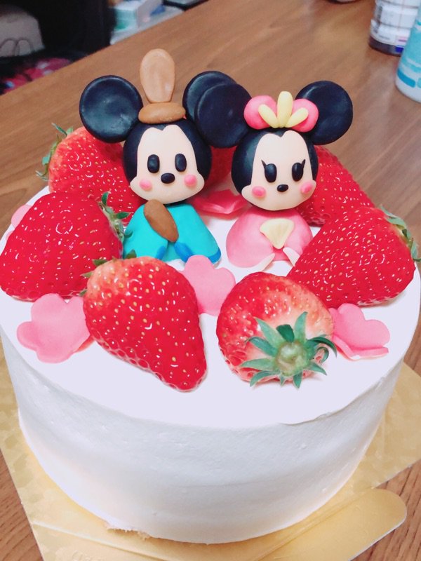 本人はまだ大したもの食べれないけどせっかくの初節句なのでみやちゃんにケーキ作ってもらった(o´ω`o)
上の子が喜んでぺろり！