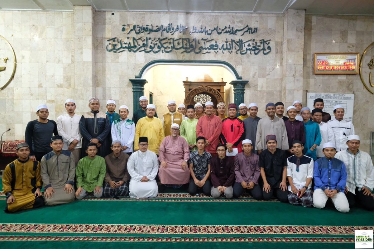 abdulhadiawang's tweet photo. Menghadiri program bersama mahasiswa Malaysia yang sedang menuntut ilmu di Palembang, Indonesia.

Saya berpesan supaya meneladani sifat-sifat wajib bagi Rasul A.S iaitu sidiq, amanah, tabligh dan fatonah. https://t.co/nmYXCKUzC6