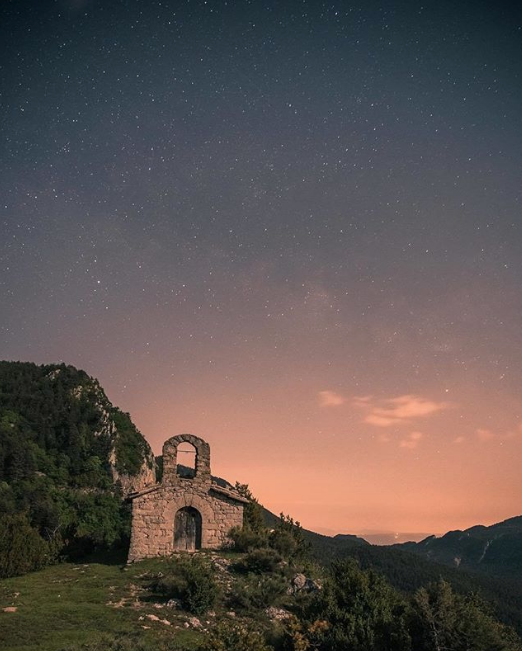 BCNmuchmore's tweet photo. This Romanesque church ⛪️, of small dimensions, is an hermitage of Sant Llorenç dels Porxos. 
📍Ermita de Sant Llorenç dels Porxos, Castellar de Riu (Berguedà)
📷: @marcelias https://t.co/5nrjh70Bl0