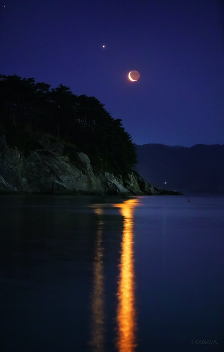 Kagaya 本日夜明け前の一瞬の光景です 薄明が始まるころ 細い月と金星がそろって姿を現しました それぞれの輝きが水面に 反射して ほんのひと時 金色の道をつくっていました 本日早朝 岩手県にて撮影