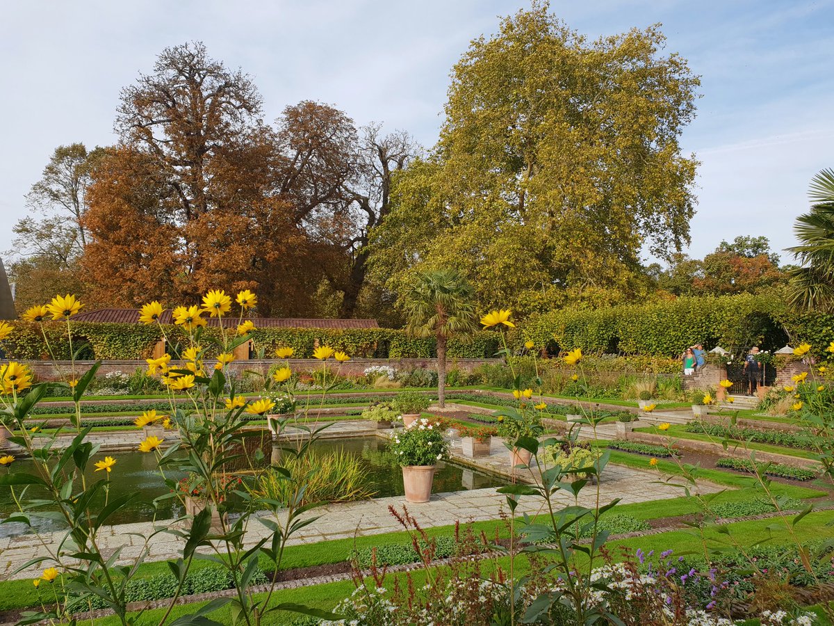 We love the Sunken Garden at Kensington Palace.
#kensington #pretty #sunkengarden