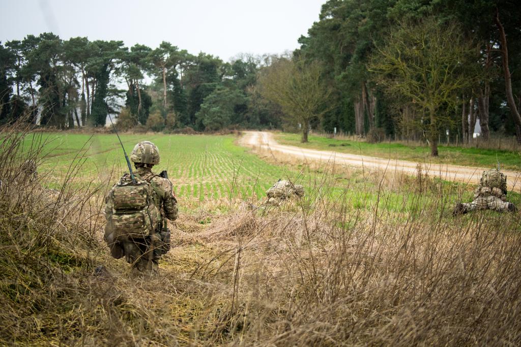 1RegtRMP's tweet photo. Stepping off on patrol saw #150procoy come under enemy fire. Getting the basics right allows us to conduct our unique MP role in a contested environment #training #yourarmyneedsyou #britisharmy #stormfreya #sundaymorning @CO1RMP @1MPBrigade @THE_BLACK_RATS https://t.co/lhQuXHD8lC