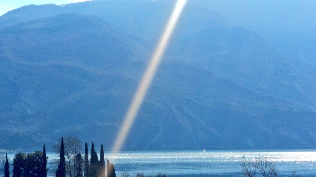 LaConsiglieria's tweet photo. .@paturzopaola -  

... #aspassocon uno specchio d' acqua bello quanto l'infinito
#3Marzo #lagodiGarda #Riva

@gardasostenibi2 @GardaTrentino https://t.co/dEuTN9z7Km