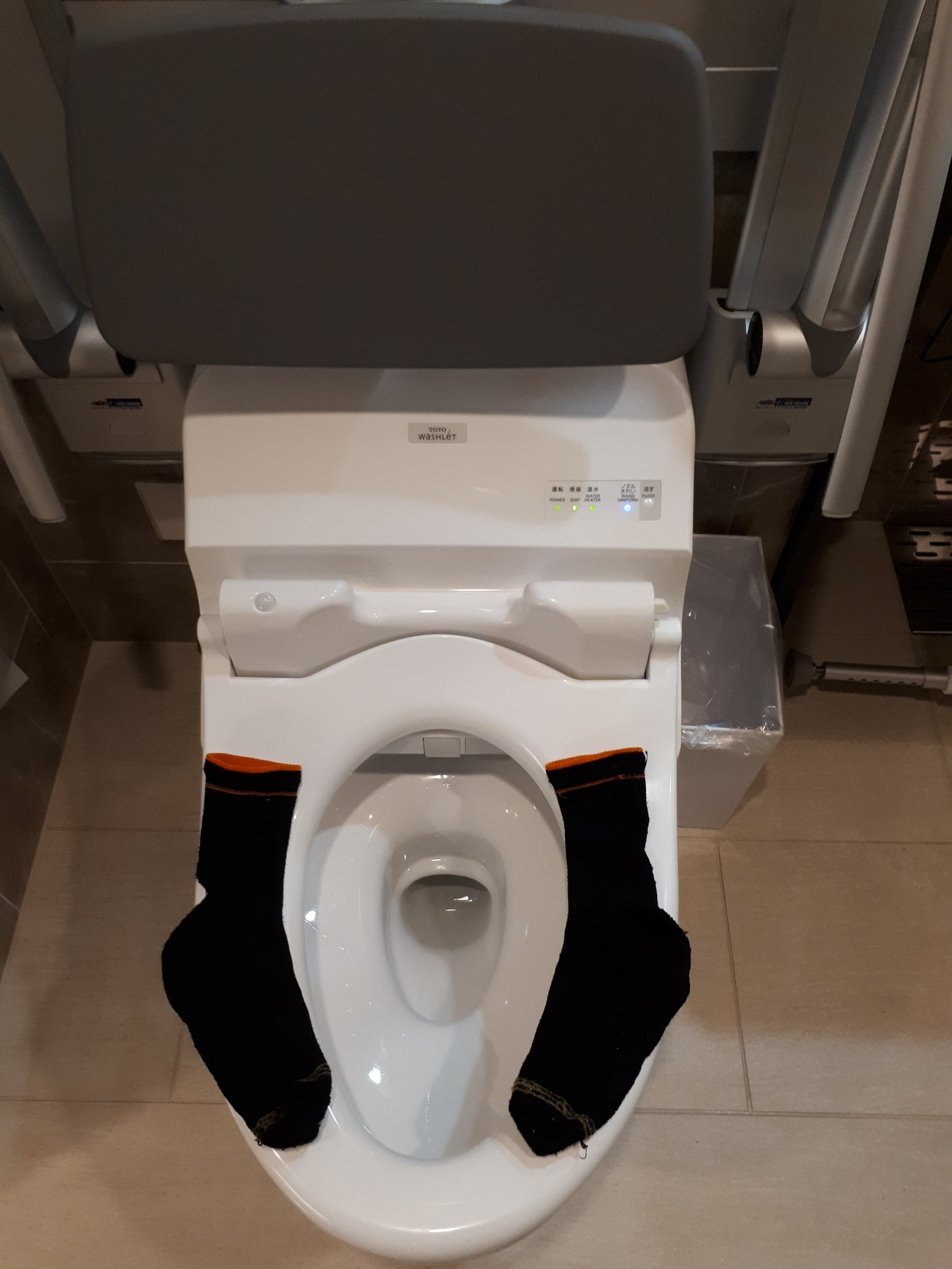 Share 158+ imagen socks on toilet seat In.thptnganamst.edu.vn