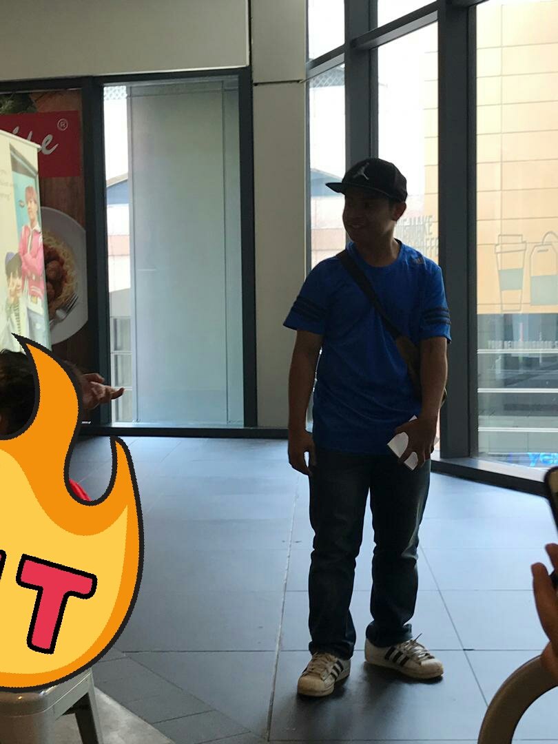 EternalSpringKL's tweet photo. @EclipseInMY He's here right now and distributing his "freebies" to us.. https://t.co/tjSJspv6Od