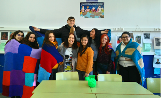 PROJECTE SOLIDARITAT AL PR4 de l’IES Jaume II el Just
El grup de PR4 de l'institut ha estat treballant el tema dels refugiats que intenten trobar una vida millor i que fugen de la situació dramàtica que es viu a llurs països.👫👭👬🌍