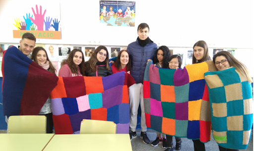 ii_ies's tweet photo. PROJECTE SOLIDARITAT AL PR4 de l’IES Jaume II el Just
El grup de PR4 de l'institut ha estat treballant el tema dels refugiats que intenten trobar una vida millor i que fugen de la situació dramàtica que es viu a llurs països.👫👭👬🌍 https://t.co/6UOjQFeenY