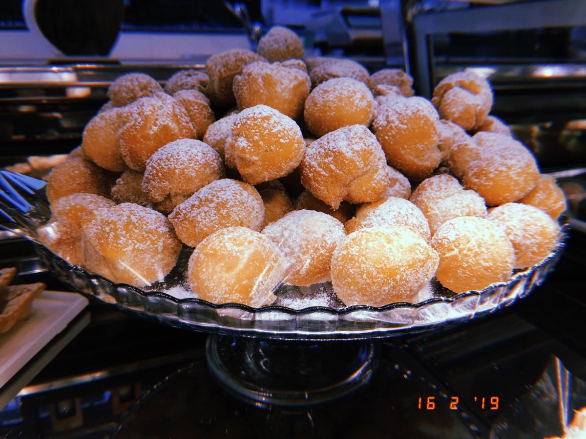 PastNapoletana's tweet photo. Carnevale, non è niente che faccia male, ma è qualcosa che fa sognare 🦹🏼‍♂️🧝🏼‍♀️🦸🏻‍♀️🧛🏻‍♂️🧛🏾‍♀️👩🏼‍✈️👨🏻‍🔬👨‍🎨👩🏽‍🚒🧟‍♂️👸🏽👨🏻‍⚕️ Vi aspettiamo  👩🏻‍🍳👨🏻‍🍳 #Carnevale2019 #chiacchiere #struffoli #castagnole #dolci #pasticcerianapoletana #francavillaalmare https://t.co/ExfBCsJjPw