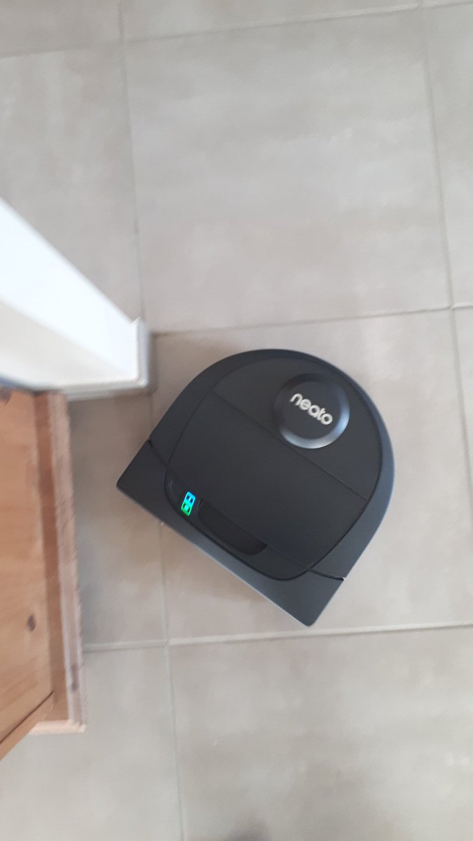 HtamNrvl's tweet photo. Après 6 ans de bons services mon #Navibot est parti. Bonjour à mon nouveau meilleur ami @NeatoRobotics 😍 https://t.co/jgREJ6rDG9
