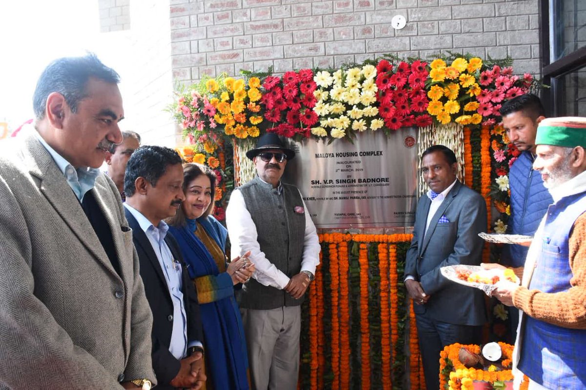 KirronKherBJP's tweet photo. Today, I along with Sh. VP Singh Badnore, Hon’ble Governor of Punjab and Administrator UT Chandigarh, handed over the Keys of 4960 EWS flat at Maloya to slum dwellers residing in hutments in Colony No. 4. 

#unconditionalhappiness
#betterlivelihood
#proudtoservemycity
#BJP4India https://t.co/dWZM9nb6DP