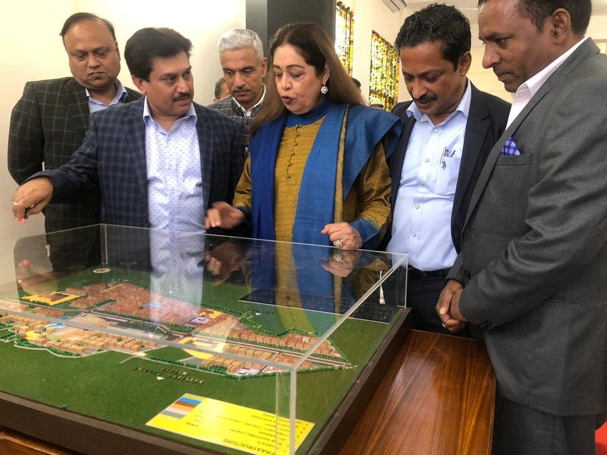 KirronKherBJP's tweet photo. Today, I along with Sh. VP Singh Badnore, Hon’ble Governor of Punjab and Administrator UT Chandigarh, handed over the Keys of 4960 EWS flat at Maloya to slum dwellers residing in hutments in Colony No. 4. 

#unconditionalhappiness
#betterlivelihood
#proudtoservemycity
#BJP4India https://t.co/dWZM9nb6DP