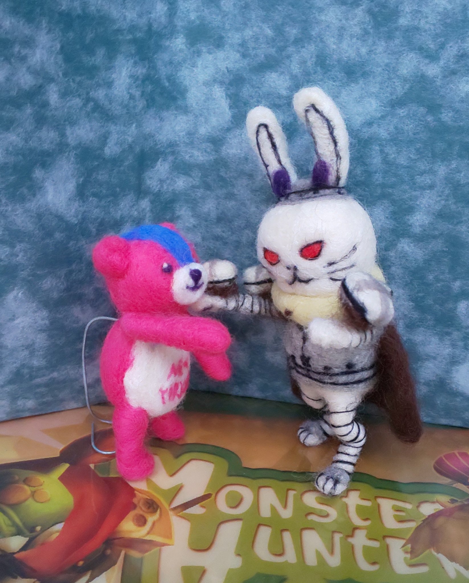 Mochikoro 今日は3月3日うさぎの日ですか てことで ウィッチクラフトワークスから たんぽぽちゃんのウサギ兵士を 友情出演は霞ちゃんの使い魔クマでお送りします うさぎの日 羊毛フェルト ウィッチクラフトワークス T Co Xjekd7nhib