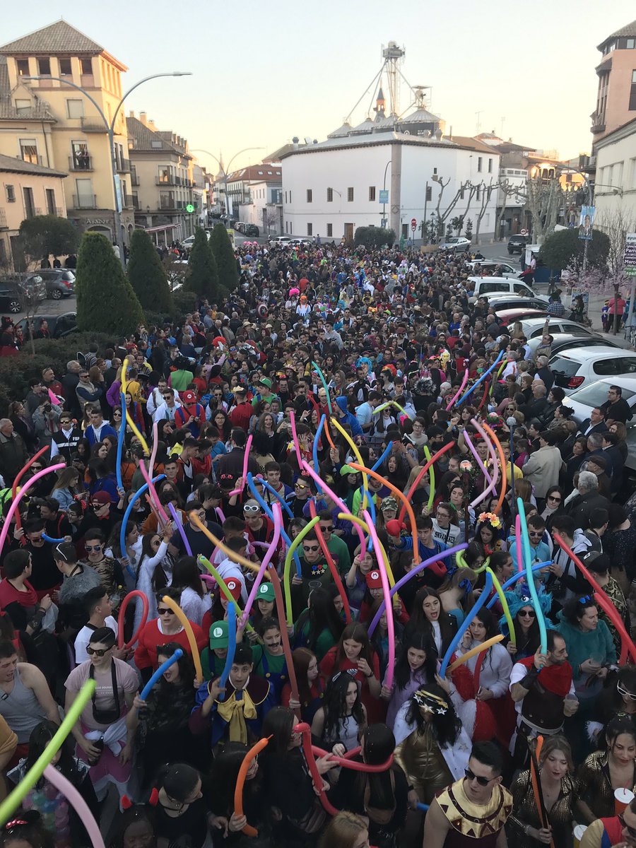 acjarraypedal's tweet photo. Nos vamos a quedar sin rodillas de tanto bailar estos días...así que a reponer fuerzas, hoy salimos en él pasacalles en primera posición, así que a darse prisa que nos pilla el toro, Go Go Go!!! Esto es lo que vivimos ayer! #CarnavalDeHerencia https://t.co/bJJr05ZBZB