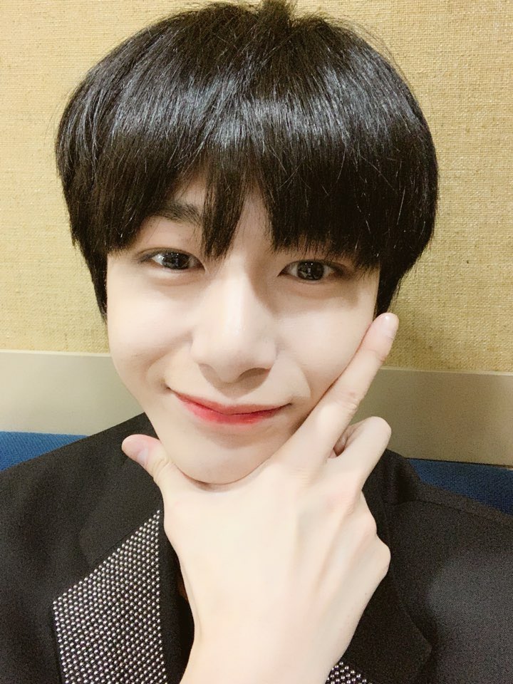 OfficialMONSTAX's tweet photo. [#형원] 몬베베 고마워요 항상.다음에는 더 기쁘게 해줄게요ㅎㅎ오늘 미세먼지 많으니까 마스크 꼭 챙기고 기분 좋은 주말 보내~~ https://t.co/GuSt0f0plb