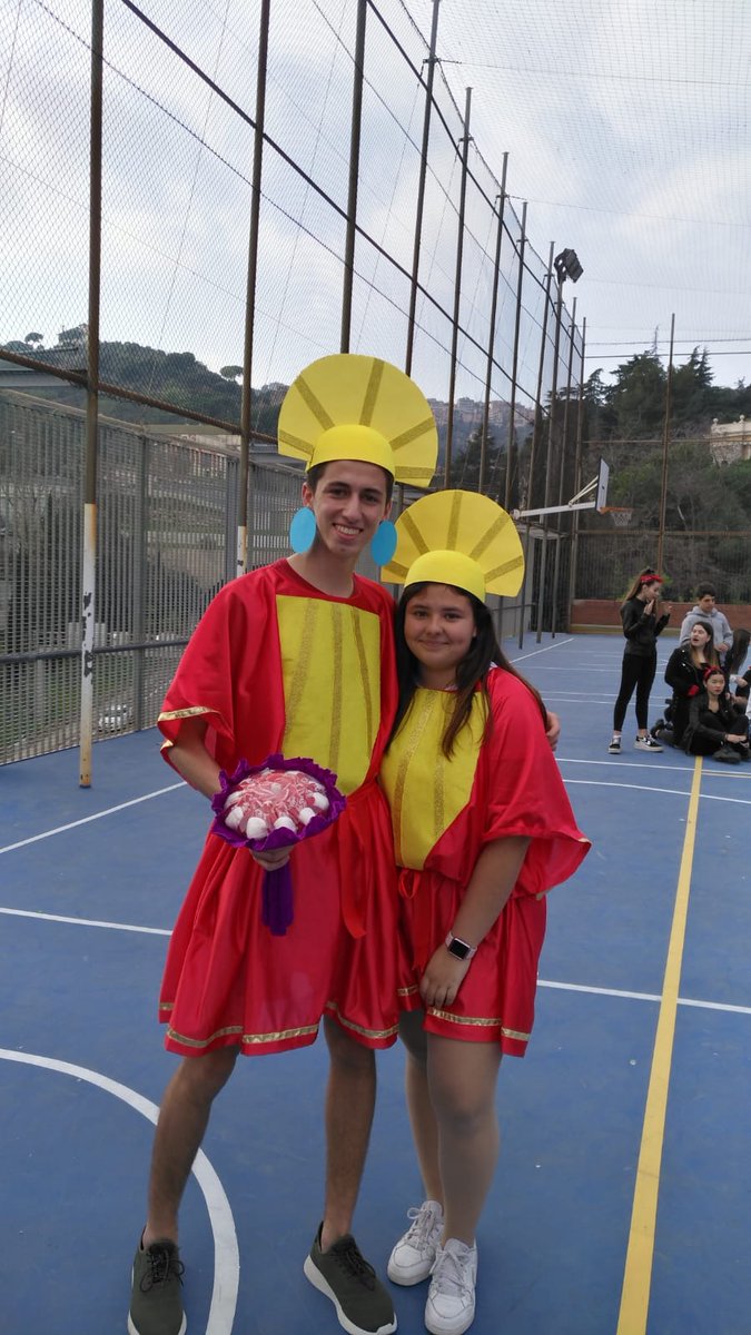 PadreDamianSSCC's tweet photo. Els alumnes de secundària us animen a seguir celebrant el carnestoltes durant aquest pont 🎉🤩👩🚒👩🍳👨🏽🎨👩💻👩✈️👸👷💂👩🌾👮👲👰🦸🦹🧙!!!! #carnestoltes #carnaval #esopd https://t.co/n8GixeyuS5