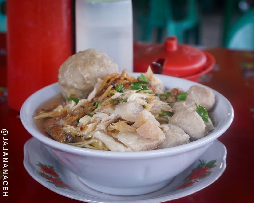Bakso Komplit cuma 16rb di Bakso Kodrat yang beralamat di Jl. Prof. Dr. Ibrahim Hasan, Lam Jamee - Banda Aceh. Ada yang sudah pernah coba atau langganan disini rakans jajaners? #jajananaceh