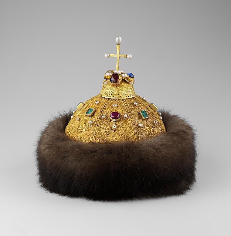 KremlinMuseums's tweet photo. Шапка Мономаха – самый древний венец в Оружейной палате. Ей венчались на царство русские цари, начиная с Ивана Грозного и до конца XVII века. Не смотря на название и связанную с ним легенду, Шапка, скорее всего, сделана в Золотой Орде в XIV веке. https://t.co/4MkuQpNMaf