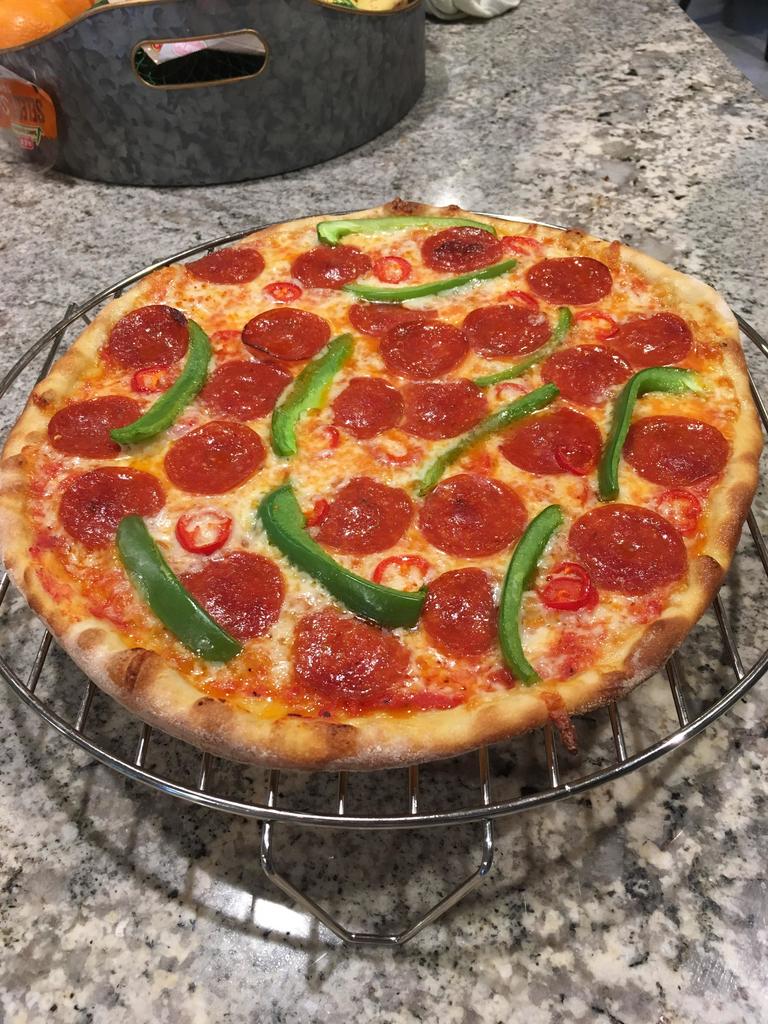 Cute_and_Food's tweet photo. "Pepperoni, red jalapeños and green peppers" via #Pizza Subreddit - Courtesy of thegreenalien12 https://t.co/1FQJCjgOLq
